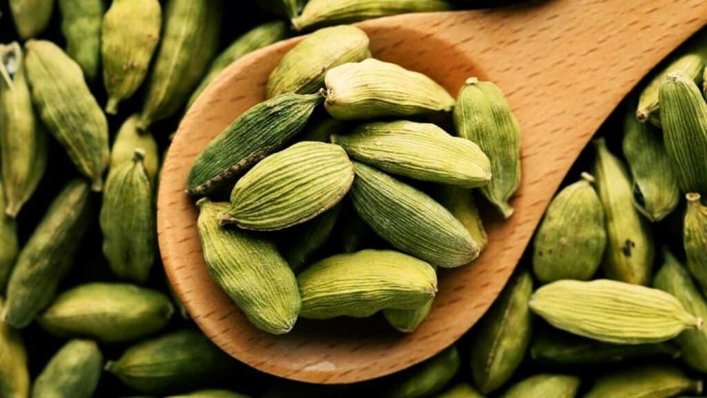 هل سوپر جانبو پیور اسپایس: راز عطر و طعم اصیل در آشپزی و دمنوشهای ایرانی 1 2 هل سوپر جانبو پیور اسپایس: راز عطر و طعم اصیل در آشپزی و دمنوشهای ایرانی 1
