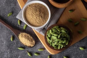 چه عواملی بر قیمت هل هندی 1کیلویی در ایران تاثیر میگذارد؟