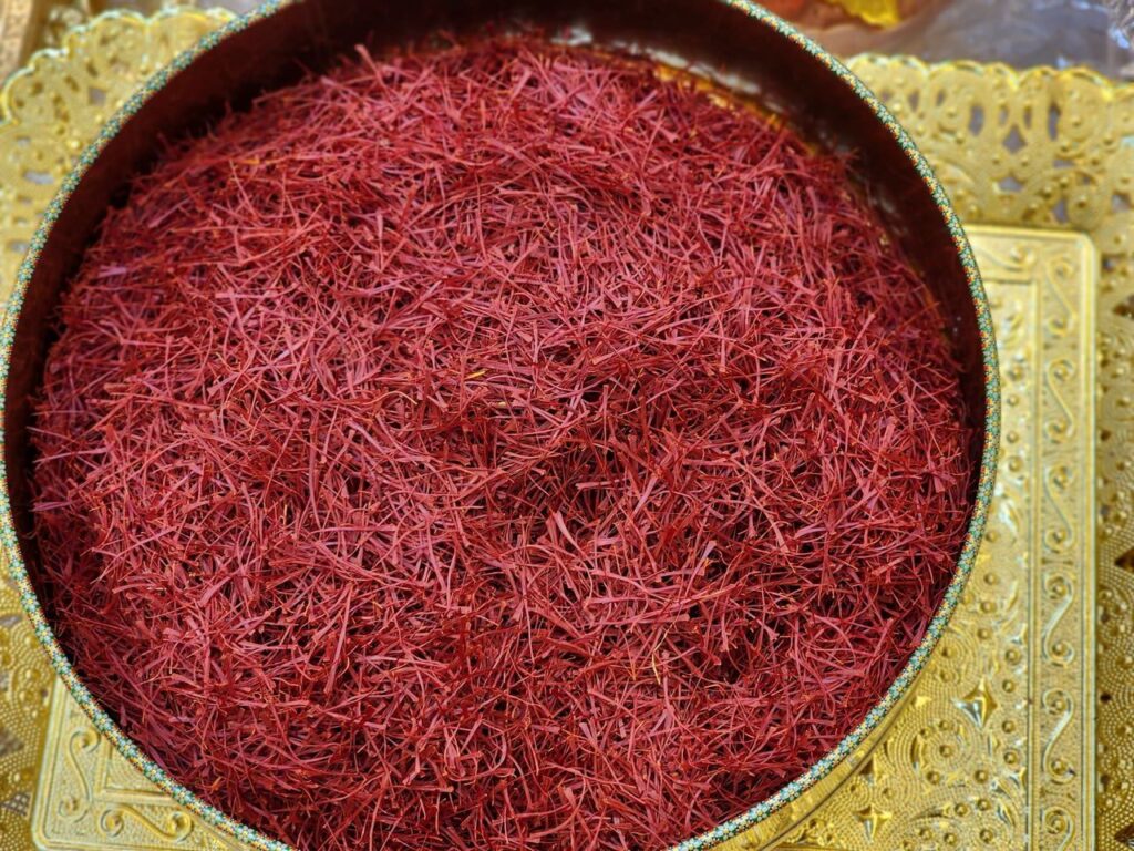 زعفران در بارداری؛ فواید و احتیاطها 1| راهنمای کامل مصرف زعفران در دوران بارداری 2 زعفران در بارداری