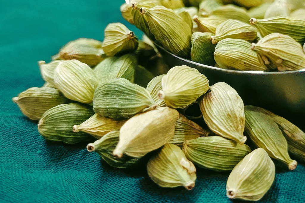 «هل سبز مرغوب را چگونه انتخاب کنیم؟ نکات صادراتی و خریدار داخلی»1 4 کشف خواص مغز هل سبز راهنمای عملی برای سلامتی و طعم 1